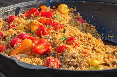 Sarımsaklı, domatesli ve dolmalık biberli güzel kokulu pilav. Sokak yemekleri konsepti.