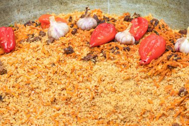 Sarımsak ve dolmalık biberli güzel kokulu pilav. Sokak yemeği konsepti.