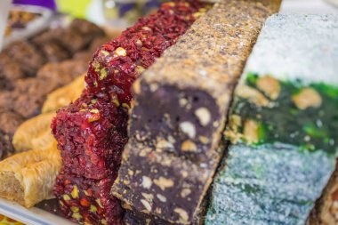 Çok renkli çubuklar, fındıklı doğu tatlılığı yakın plan, yumuşak seçici odak, sığ alan derinliği