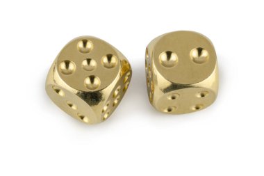 Beyaz arka planda izole edilmiş iki altın zarın yakın çekimi. Beş ve iki, gölgeli..