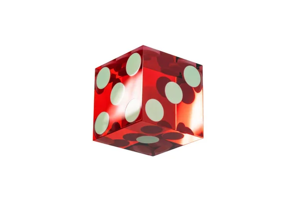 一只骰子红色的玻璃杯 边缘锋利 有一颗淡淡的照明弹 在白色的背景上隔离 一个没有影子 — 图库照片