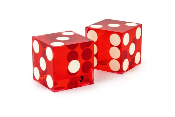 两个红色职业骰子特写 背景是白色的 三个阴影是浅色的 — 图库照片