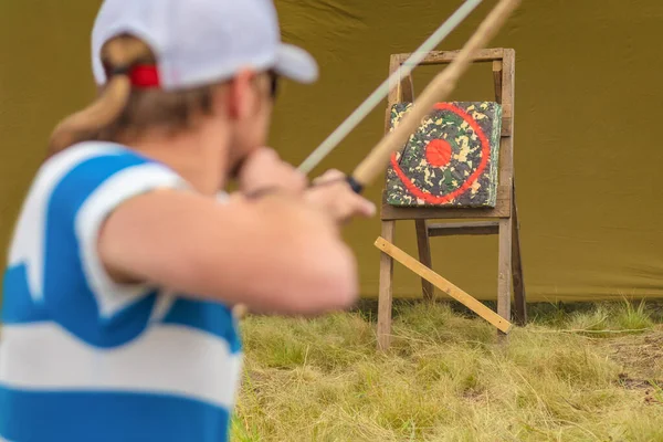 Man Cap Carefully Takes Aim Archery Target Entertainment Park Accuracy — Stock Photo, Image