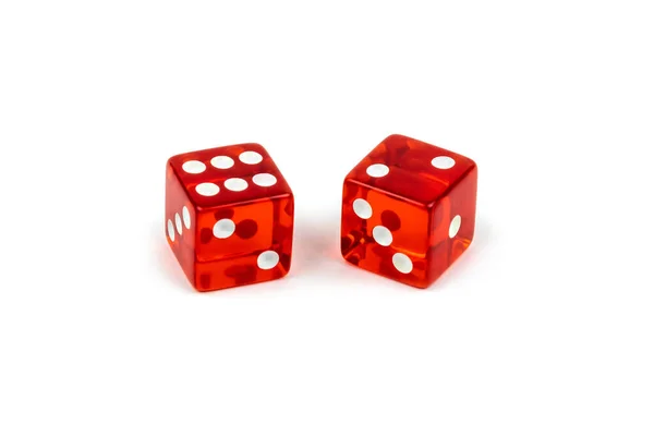 两个红色玻璃骰子隔离在白色背景上 六又二 — 图库照片