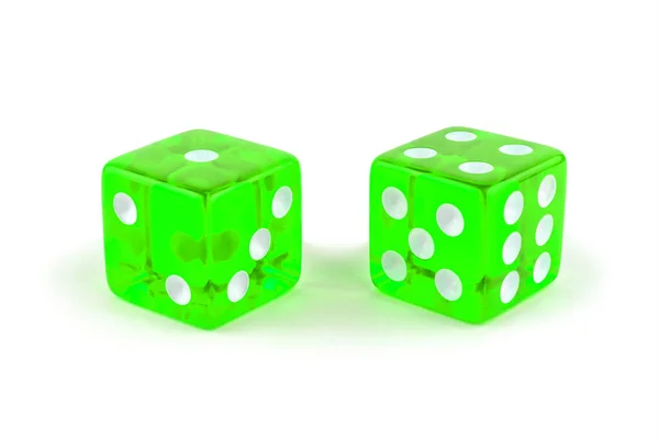 两个绿色玻璃骰子隔离在白色背景上 有影子的1和4 — 图库照片