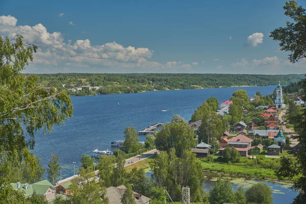Volga Nehri ve eski Rus şehir Ples