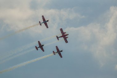 Uçan uçaklar, hava gösterisi
