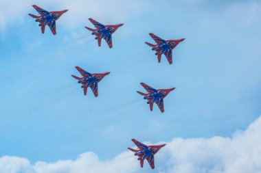 Uçan uçaklar, hava gösterisi