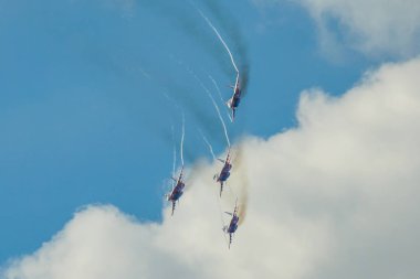 Uçan uçaklar, hava gösterisi