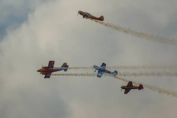 航空ショーで飛ぶ飛行機 — ストック写真