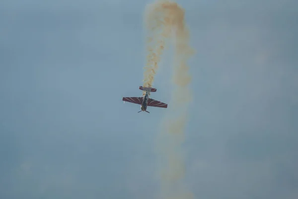 航空ショーで飛ぶ飛行機 — ストック写真