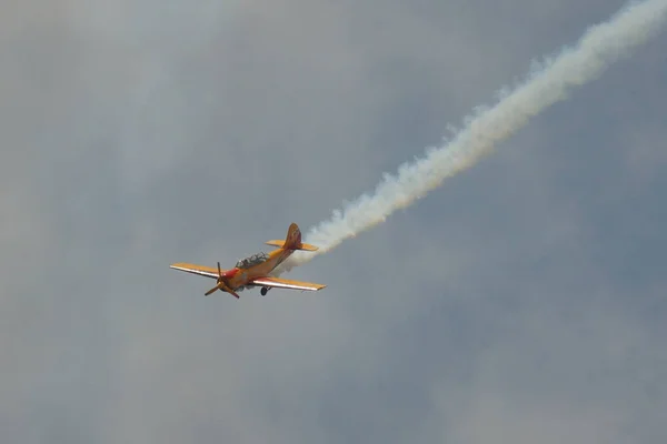 航空ショーで飛ぶ飛行機 — ストック写真