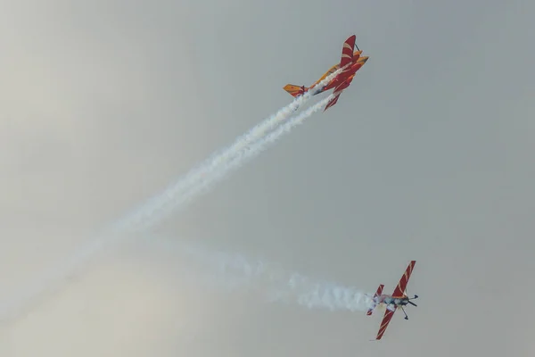 航空ショーで飛ぶ飛行機 — ストック写真