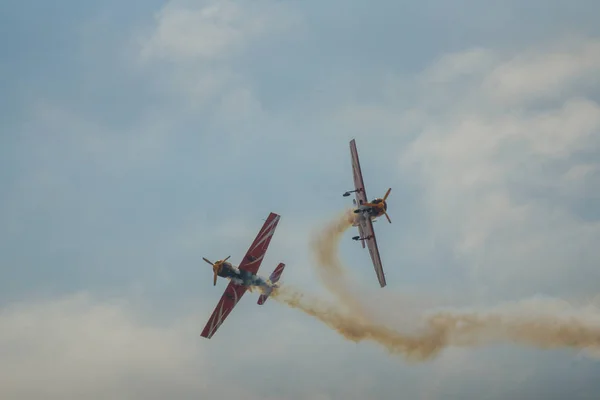 航空ショーで飛ぶ飛行機 — ストック写真