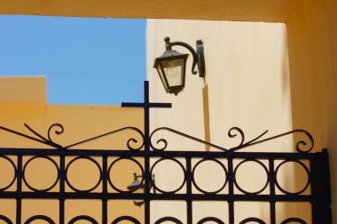 Yunan kiliselerin çan kulelerinin üzerinde haçlar