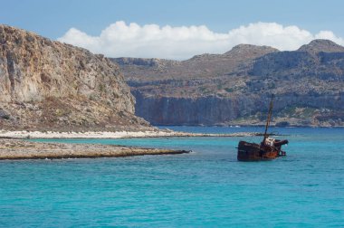 Eski paslı yarı batık gemi Yunan kıyıları