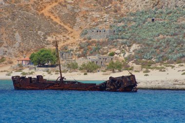 Eski paslı yarı batık gemi Yunan kıyıları