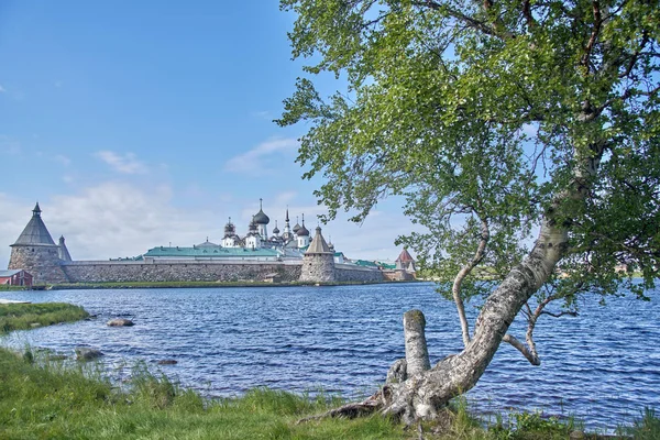 白い海ロシアに古代のソロヴェツキー修道院 — ストック写真