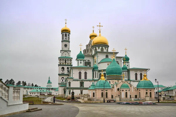 俄罗斯寺院的内部和外部景观 — 图库照片