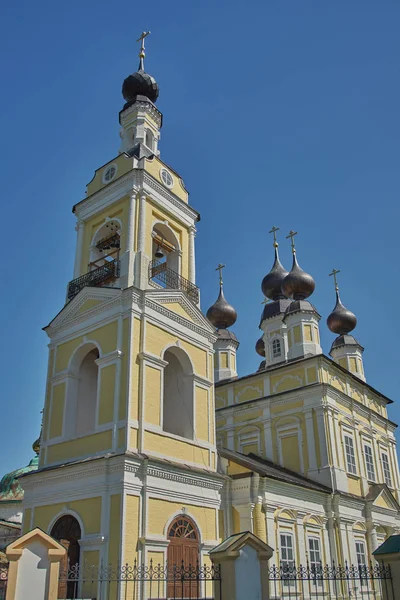 俄罗斯寺院的内部和外部景观 — 图库照片