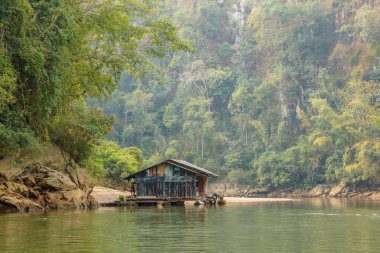 Tayland Kwai Nehri üzerinde Köyü