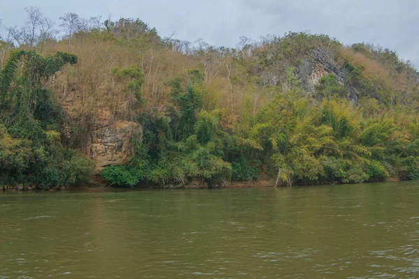 Tayland Kwai Nehri üzerinde Köyü
