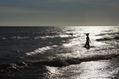 Vietnam sahil plaj: ağaçlar, dalgalar, kum