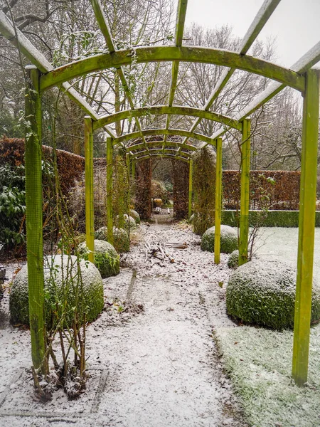 Estructura Pérgola Madera Durante Invierno Jardín Cubierto Nieve —  Fotos de Stock
