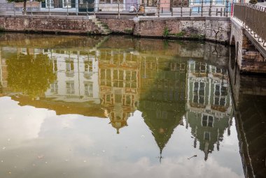 Mechelen, Belçika yansımaları Haverwerf şehir merkezinde, tarihi evlerin Dijle nehre. Tabii takas olabilir eskiden burada.