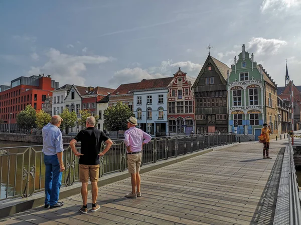 Ανθρώπους Που Περπατούν Στο Kraanbrug Θαυμάζοντας Ιστορικά Σπίτια Στο Haverwerf — Φωτογραφία Αρχείου