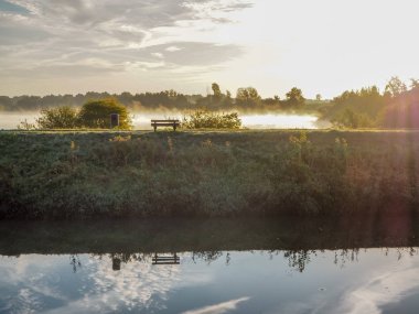 Puslu sabah manzara Dijle nehir ve Mechelen Marsh Doğa Parkı ile pastoral bir tezgah Muizen, Belçika