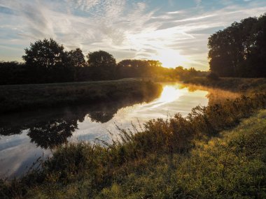 Eylül ayında bir puslu sabah sırasında Nehri Dyle Mechelen, Belçika, şaşırtıcı gündoğumu