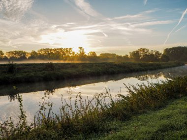 Güzel Eylül gündoğumu Mechels Broek Doğa Parkı ve nehrin Dijle hemen dışında Mechelen, Belçika