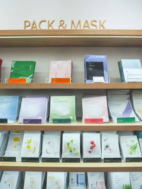 Ekim 2018 - Seoul, South Korea: Duvar için tamamen doğal ürünlerini bilinen Güney Koreli comestic markadan Innisfree'ye, yüz levha maskesi.