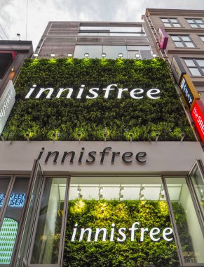 Ekim 2018 - Seul, Güney Kore: Güney Koreli cilt bakım markası Innisfree'ye Myeong-dong Seul'un ana alışveriş alanında büyük mağaza
