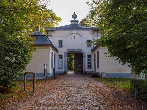 世紀はメヘレン ベルギーの近くの Walem Roosendael の大修道院の守衛詰め所 現在それは公共のレクリエーション公園です — ストック写真