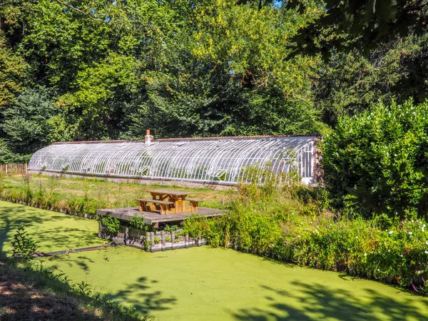 Kleiner Picknickplatz Neben Einem Alten Gewächshaus Und Dem Fluss Zentrum — Stockfoto