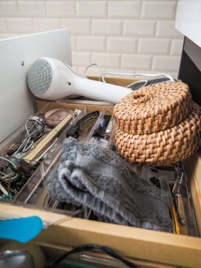 Facecloth, kozmetik ve saç kurutma makinesi ile dağınık açık banyo çekmecesi