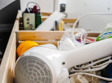 Saç kurutma makinesi ve küçük ambalaj kutular dağınık banyo çekmecesi