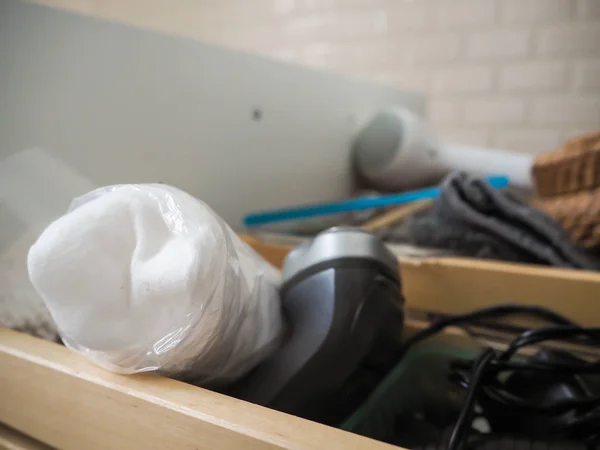 Elektrikli Tıraş Makinesi Saç Kurutma Makinesi Pamuk Yastıkları Ile Açık — Stok fotoğraf