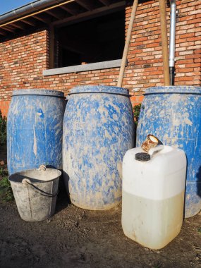 Mavi plastik varil, beyaz olabilir ve metal kova bir inşaatta kullanılan
