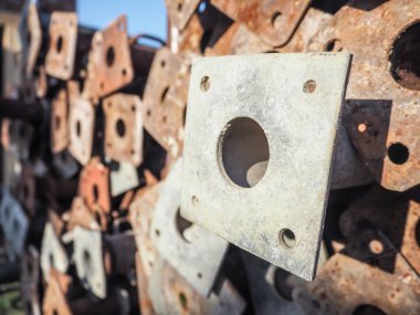 Büyük yığın paslı metal iskele direkleri
