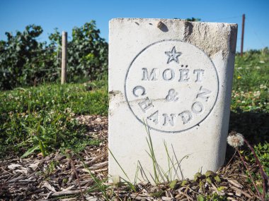 Champagne - Ardenne, Fransa - Ağustos 2017: Diğer alanları Marne Vadisi'nde bakan Hautvillers üzüm bağları yanındaki Moet Chandon ve yol kenarına yerleştirilen işaretini
