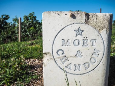Champagne - Ardenne, Fransa - Ağustos 2017: Diğer alanları Marne Vadisi'nde bakan Hautvillers üzüm bağları yanındaki Moet Chandon ve yol kenarına yerleştirilen işaretini