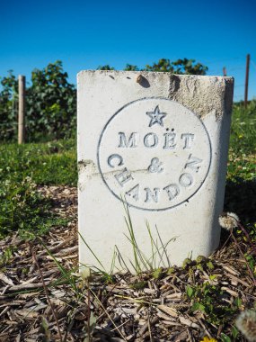 Champagne - Ardenne, Fransa - Ağustos 2017: Diğer alanları Marne Vadisi'nde bakan Hautvillers üzüm bağları yanındaki Moet Chandon ve yol kenarına yerleştirilen işaretini