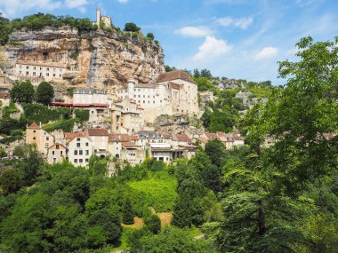 Antik kenti ve hac Rocamadour Nehri'nin Dordogne, Lot, Fransa bir kolu gorge bakan sarp bir kayalığın üzerinde bulunan merkezi