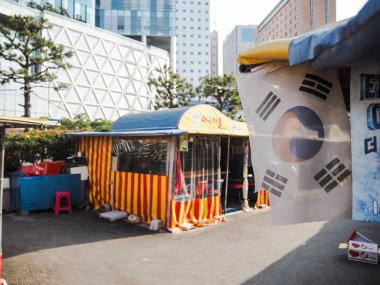 Busan, Güney Kore - Haziran 2017: birden fazla gıda tezgahları Haeundae beach yanında deniz ürünleri pazarında