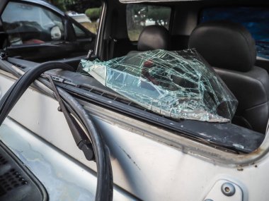 Gri bir arabanın ön pencere kırık