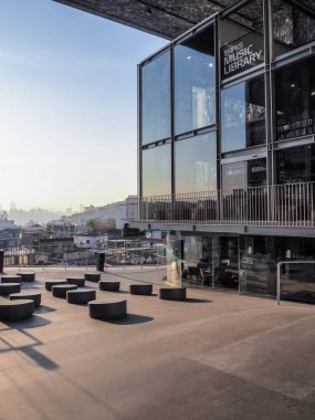 Seoul, Güney Kore - Aralık 2017: Hyundai müzik kütüphanesi tarafından Choi Moon-Itaewon günbatımı sırasında bakan gyu, tasarlanmış