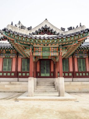 Geleneksel Güney Koreli ahşap kapı etkileyici kirişler ile canlı renkler